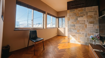 明るいラウンジ